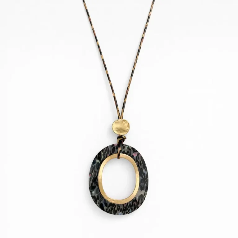 Collar largo mujer con colgante ovalado animal print y aro dorado grande.