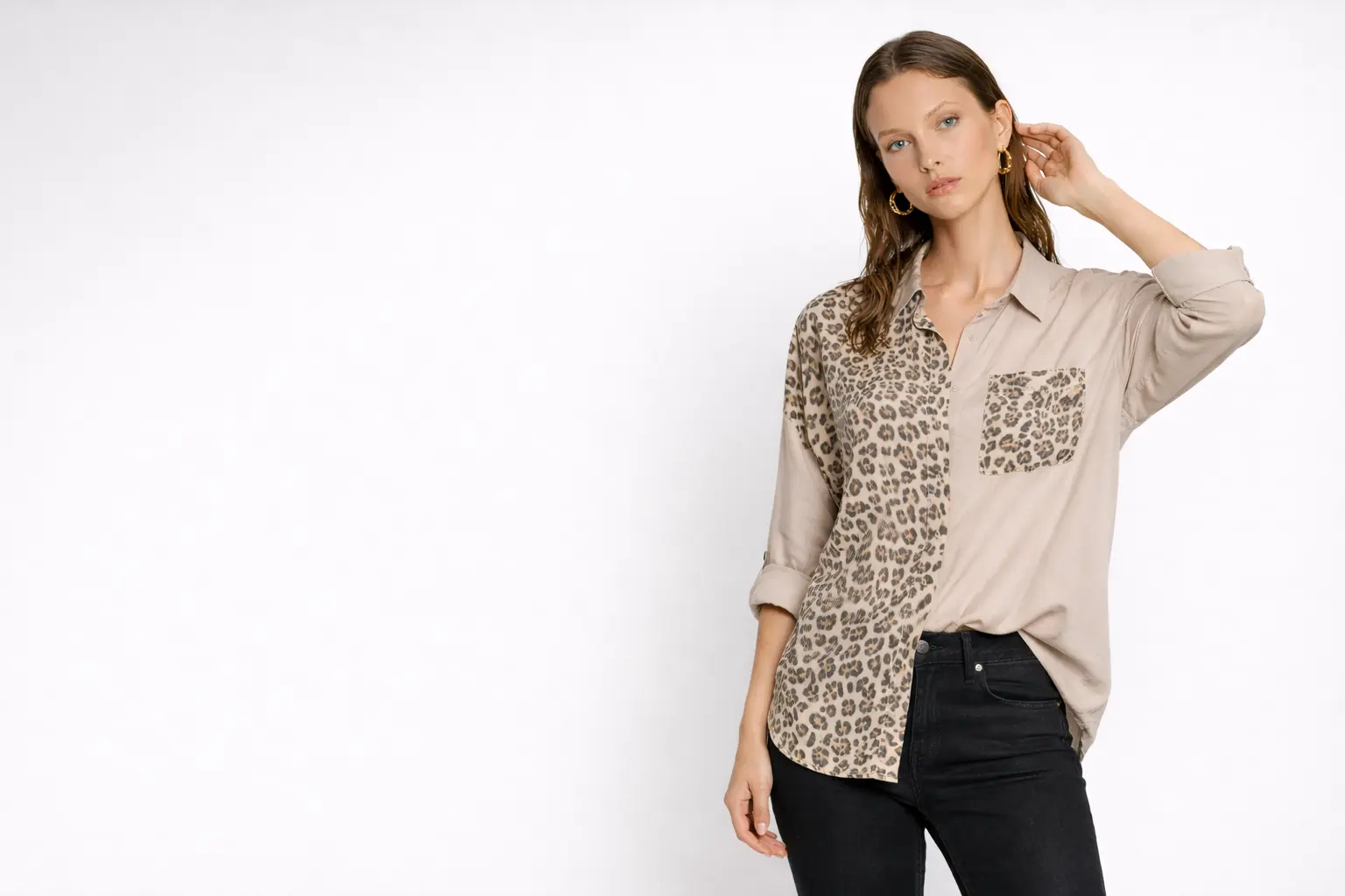 Blusa animal print beige para mujer combinada con jeans oscuros estilo otoño IRMA.